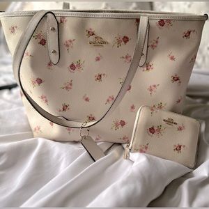 ⭐️🌟FREE SHIPPING🌟⭐️Coach Purse and Matching Wallet!